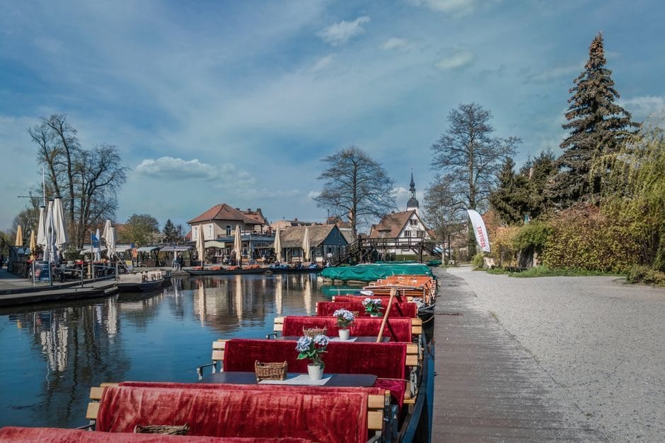 Flacher Holzkahn auf einem von Erlen gesäumten Fließ im Spreewald im Sommer