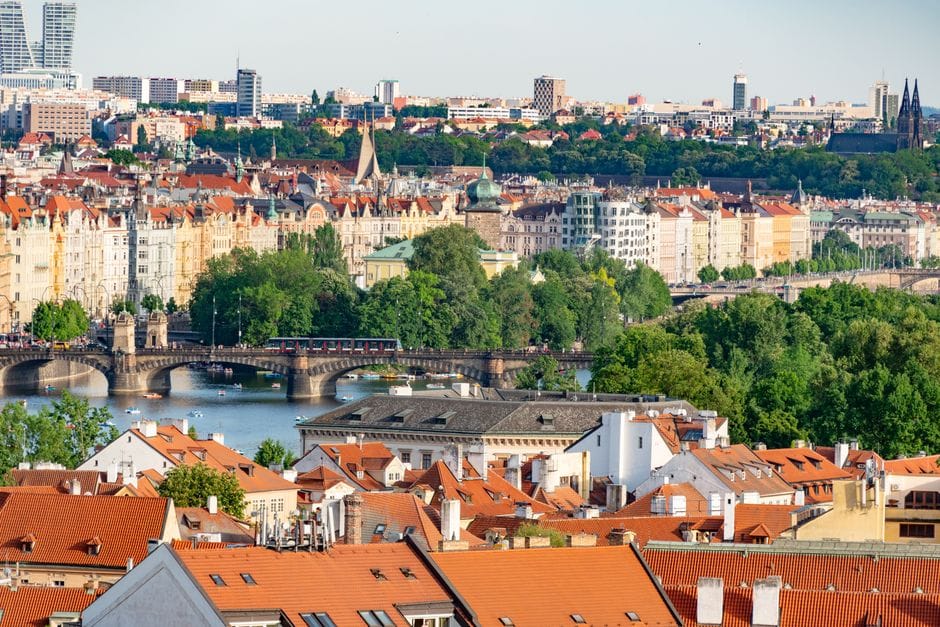 Prag bei Frost: Brücken, Bier und frühe Dämmerung