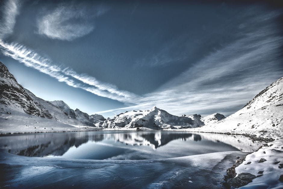 Mit dem Zug durch die Schweizer Alpen: der Bernina im Winter