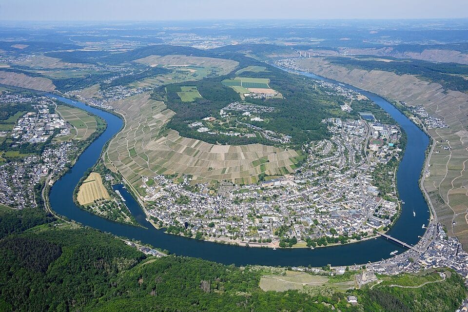 Moseltal-Sommer: Radeln durch Weinberge, Burgen und stille Flussdörfer