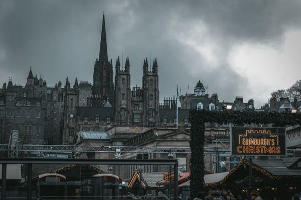 Edinburgh im Februar: Nebel, Whisky, Buchläden