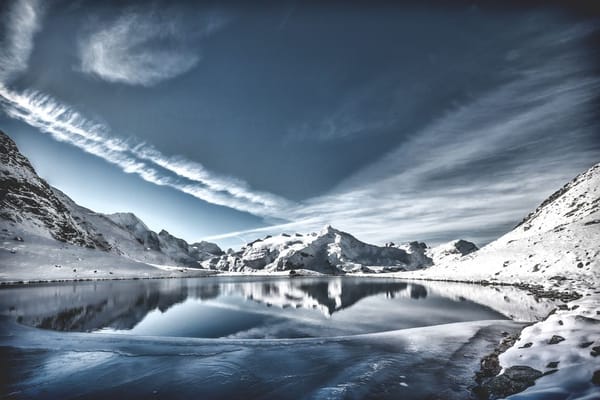 Mit dem Zug durch die Schweizer Alpen: der Bernina im Winter