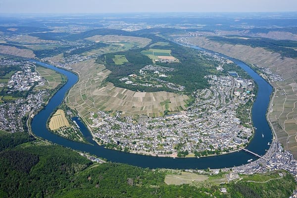 Moseltal-Sommer: Radeln durch Weinberge, Burgen und stille Flussdörfer